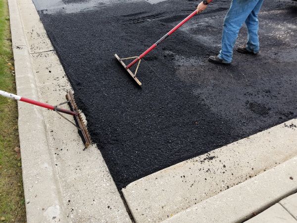 Asphalt Driveway Service in Riverside